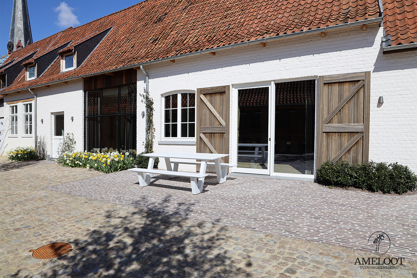 modern-house-with-garden-swimming-pool-and-wooden--PXH34K3